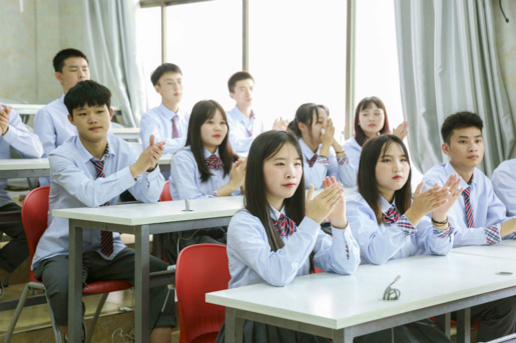 明星@擇校選專業(yè)的你，上職校我們共同推薦新華！