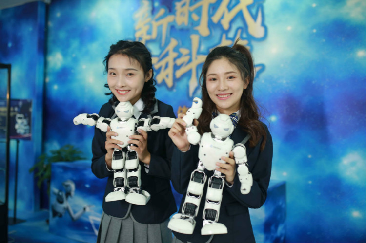 明星@擇校選專業(yè)的你，上職校我們共同推薦新華！