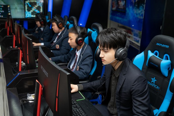 明星@擇校選專業(yè)的你，上職校我們共同推薦新華！