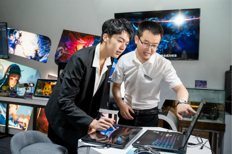 明星@擇校選專業(yè)的你，上職校我們共同推薦新華！