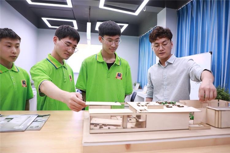 傳遞向上力量！新華電腦學(xué)?！独蠋焷砹恕?月繼續(xù)開講！