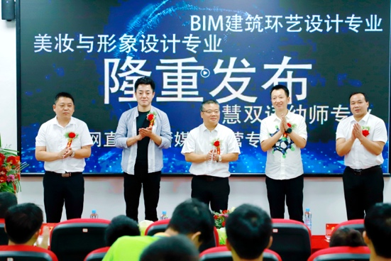 傳遞向上力量！新華電腦學(xué)?！独蠋焷砹恕?月繼續(xù)開講！