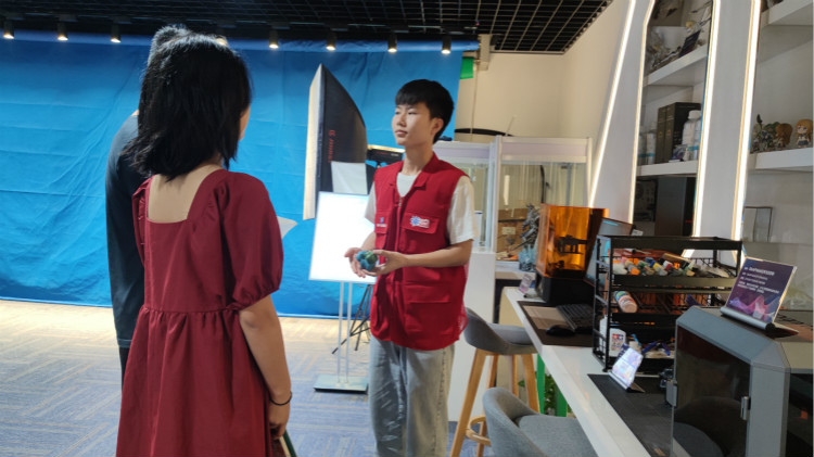 四川新華陽光導(dǎo)學(xué)小組，紅馬甲在行動(dòng)