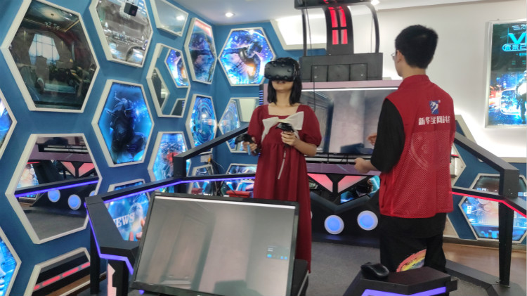 四川新華陽光導(dǎo)學(xué)小組，紅馬甲在行動(dòng)