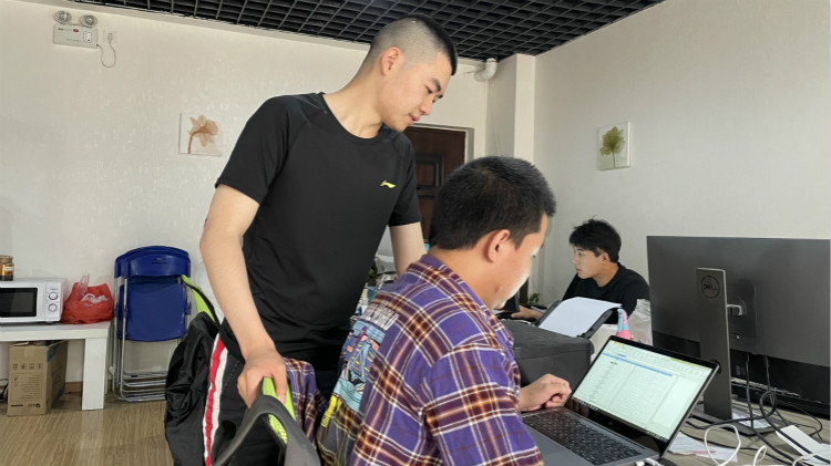 創(chuàng)業(yè)不怕年少，放棄上大學(xué)機(jī)會(huì)，19歲創(chuàng)業(yè)成功