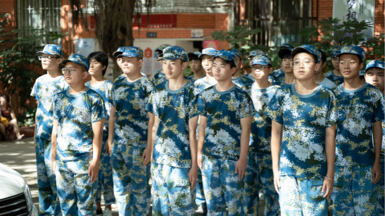 追夢(mèng)新華人|因?yàn)閴?mèng)想·光芒萬(wàn)丈！