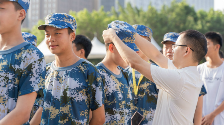 追夢(mèng)新華人|因?yàn)閴?mèng)想·光芒萬(wàn)丈！