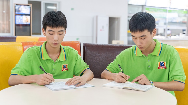 雙胞胎兄弟攜手走進四川新華，開啟圓夢之旅！