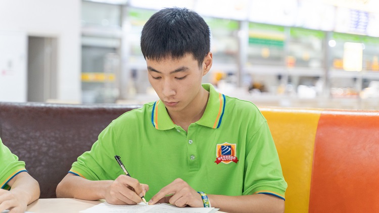 雙胞胎兄弟攜手走進四川新華，開啟圓夢之旅！