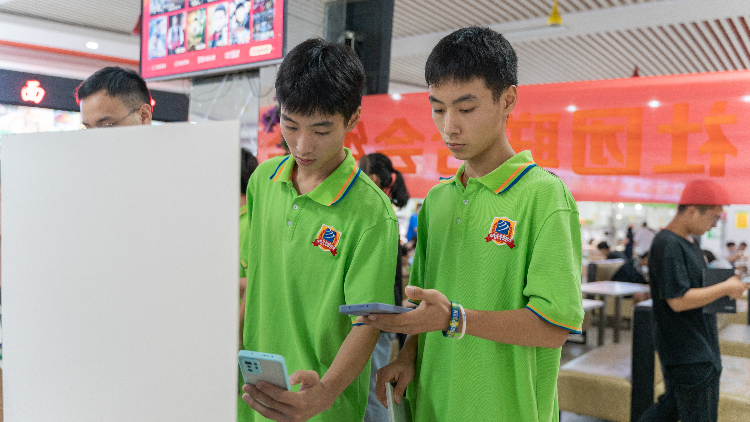 雙胞胎兄弟攜手走進四川新華，開啟圓夢之旅！