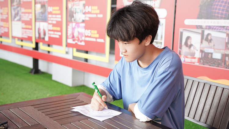 轉(zhuǎn)校來新華，乘著夢(mèng)想的東風(fēng)搏擊長(zhǎng)空！