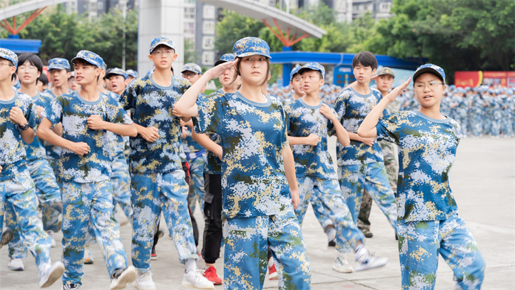 迷彩青春，軍訓(xùn)蛻變—四川新華素質(zhì)拓展訓(xùn)練匯演