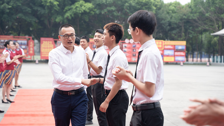 賡續(xù)百年初心 砥礪33載征程 教師節(jié)的禮贊