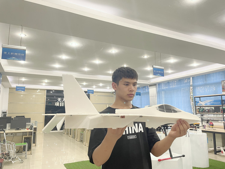 第34期新華·新銳獎(jiǎng)學(xué)金獲得者張平