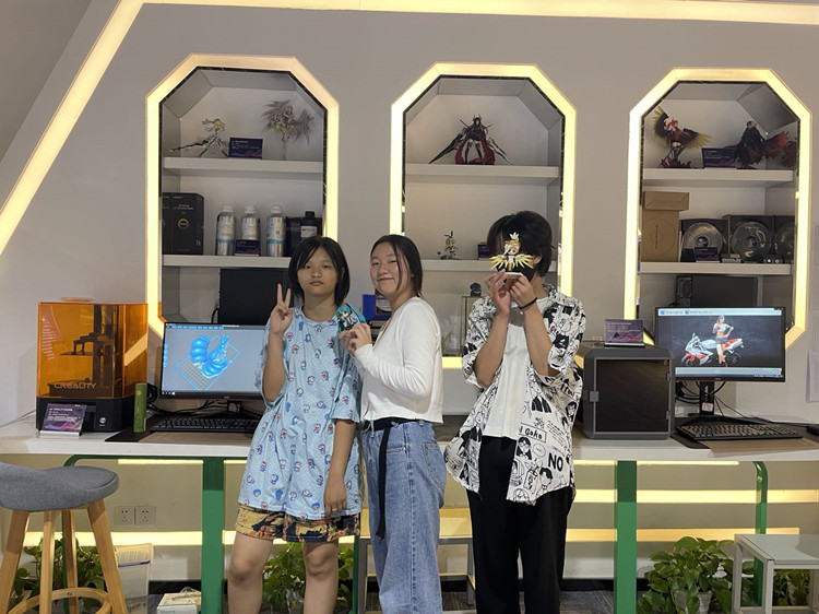 三姐妹一同報(bào)名，圓夢(mèng)新華