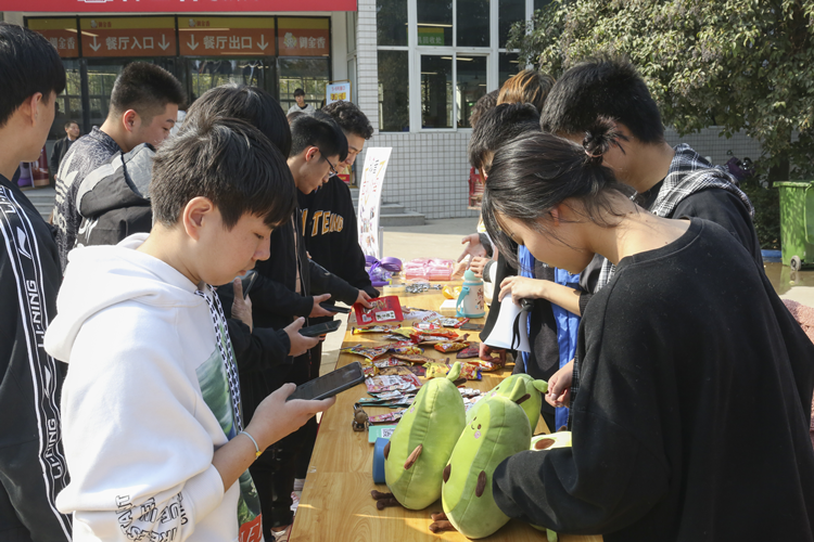 我去，這么多人來新華是干啥？