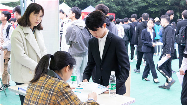 “超級(jí)電商月”精彩來(lái)襲，看新華學(xué)子如何玩轉(zhuǎn)雙十一！