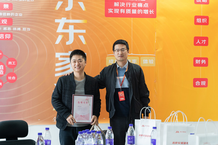 情系學(xué)子|院校領(lǐng)導(dǎo)走訪京東，看望電商實(shí)訓(xùn)學(xué)生！