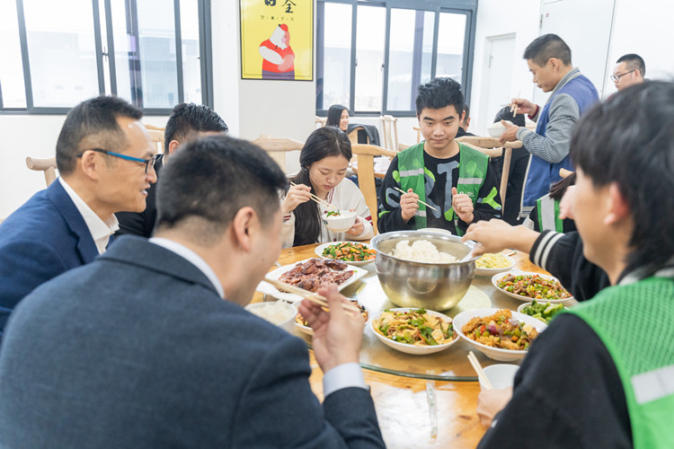 情系學(xué)子|院校領(lǐng)導(dǎo)走訪京東，看望電商實(shí)訓(xùn)學(xué)生！