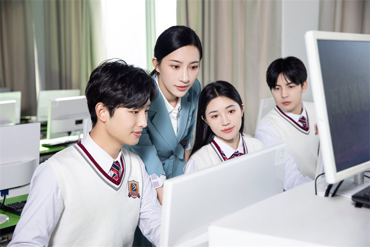 面對(duì)“月薪過(guò)萬(wàn)”的期待 大學(xué)生和用人單位不妨“雙向奔赴”