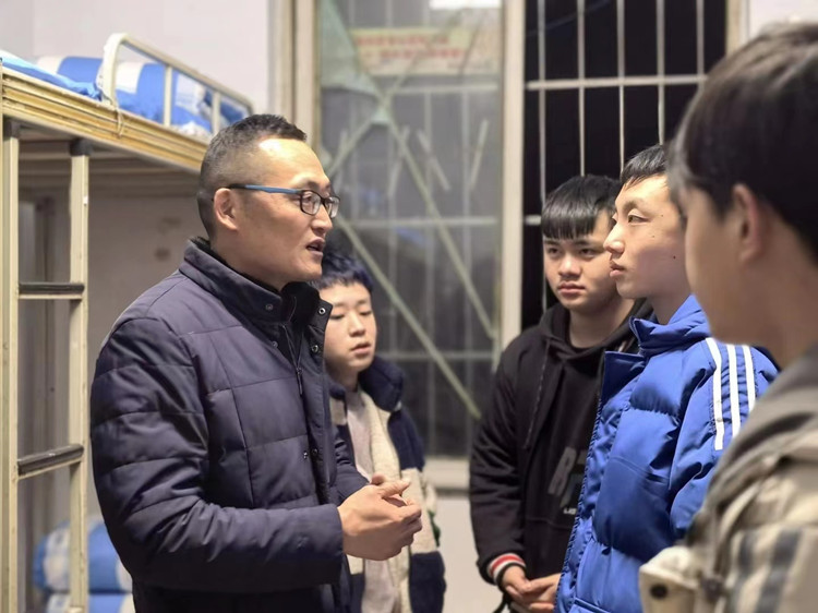 心系新生 關(guān)心慰問|校領(lǐng)導(dǎo)走訪慰問2022級新生