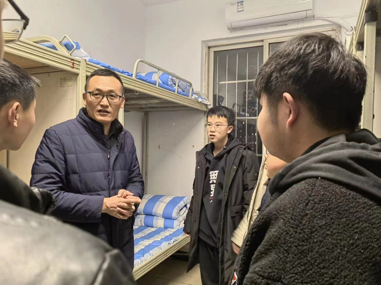 心系新生 關(guān)心慰問|校領(lǐng)導(dǎo)走訪慰問2022級新生