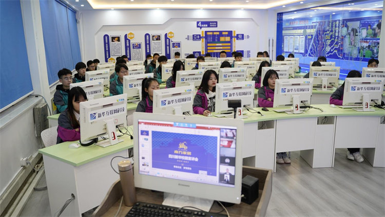 【央視報(bào)道】春招進(jìn)行時(shí)，企業(yè)“上門”預(yù)定新華電腦畢業(yè)生！