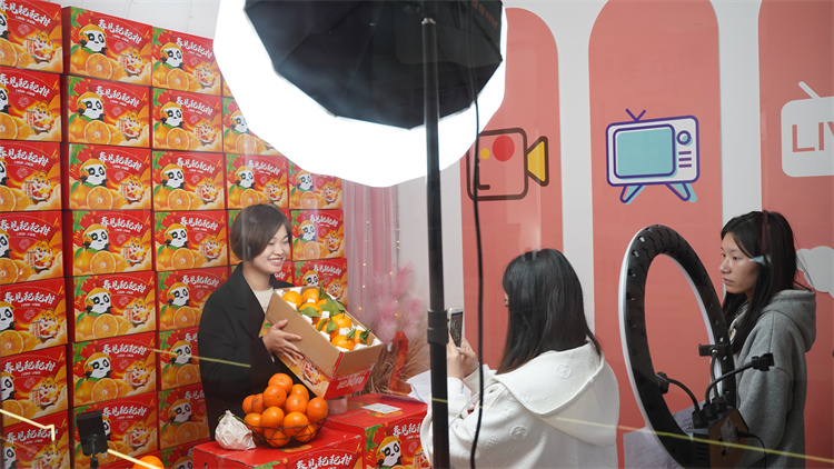 電商專業(yè)學(xué)生電商直播實(shí)訓(xùn)活動如火如荼開展中……