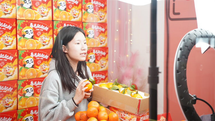 電商專業(yè)學(xué)生電商直播實(shí)訓(xùn)活動如火如荼開展中……