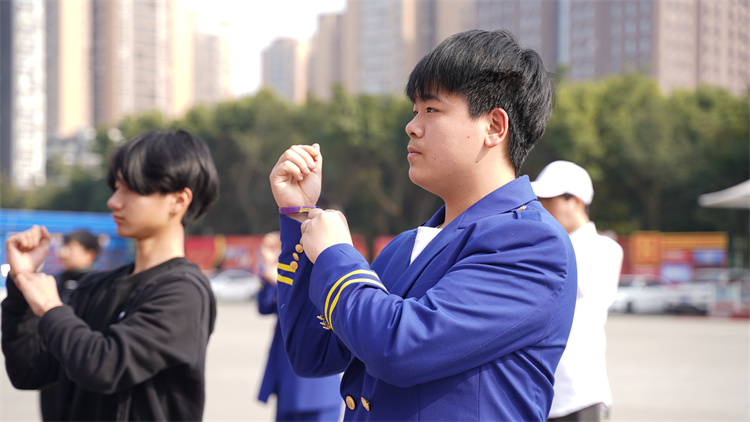 國(guó)防風(fēng)采！新華國(guó)防少年不怕練！