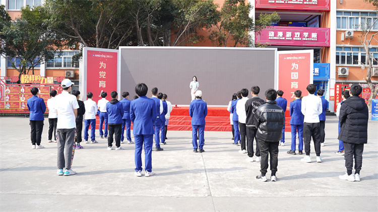 國(guó)防風(fēng)采！新華國(guó)防少年不怕練！