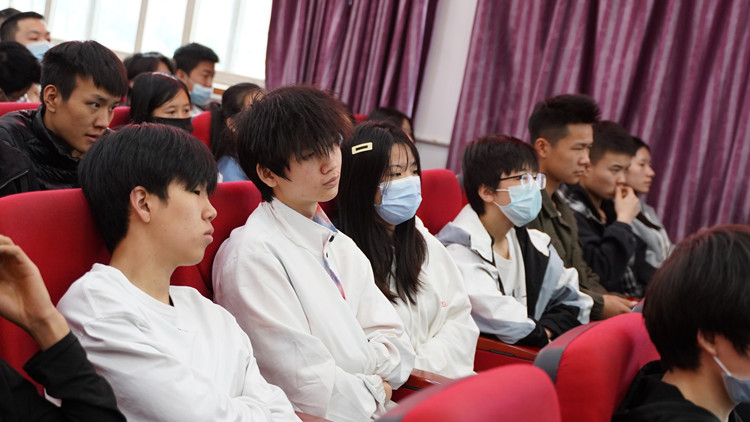 大咖新華行|四川小白球揮桿成就就業(yè)夢想