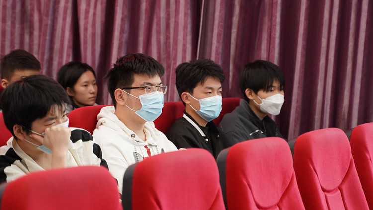 大咖新華行|四川小白球揮桿成就就業(yè)夢想