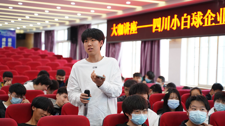 大咖新華行|四川小白球揮桿成就就業(yè)夢想