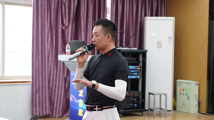 大咖新華行|四川小白球揮桿成就就業(yè)夢想