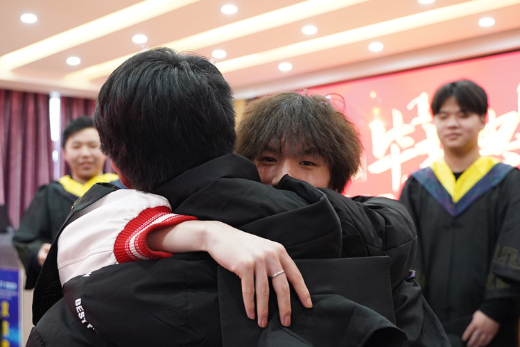 2022年春季畢業(yè)典禮暨優(yōu)秀畢業(yè)生表彰大會(huì)圓滿禮成