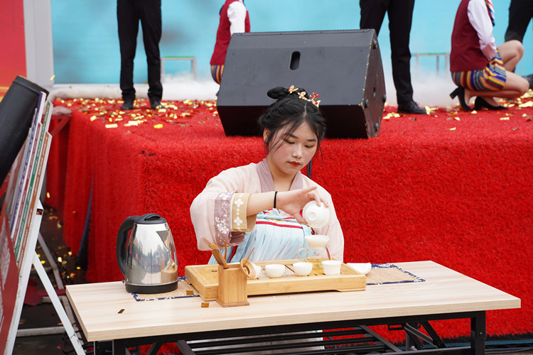 我校高技能人才培訓(xùn)基地揭牌暨校企簽約活動(dòng)成功舉辦