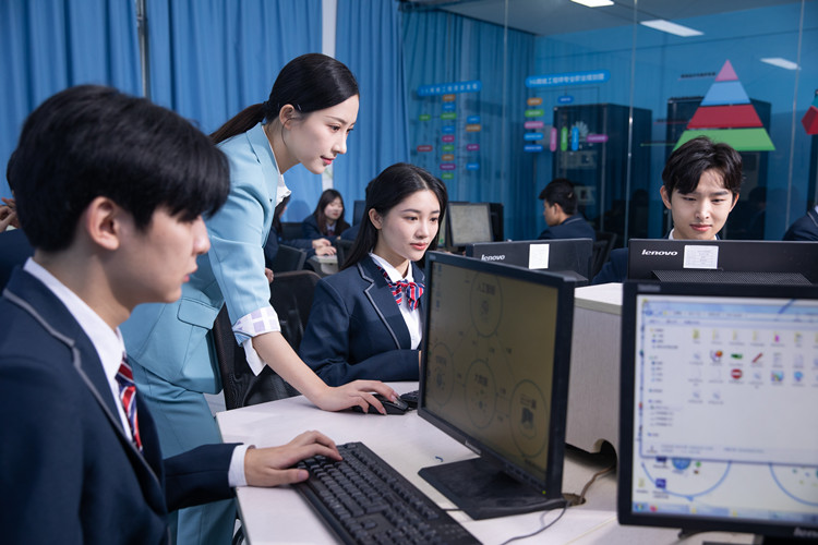 職業(yè)教育這十年：培養(yǎng)數(shù)以?xún)|計(jì)的高素質(zhì)產(chǎn)業(yè)生力軍