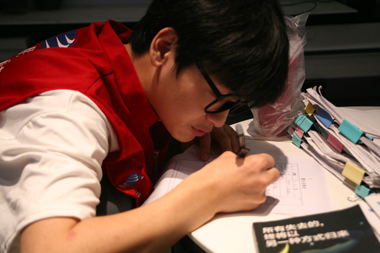 新華學子|勇攀高峰，研精覃思