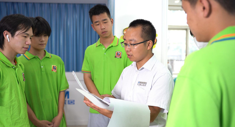 鶴發(fā)銀絲印日月，丹心熱血沃新花