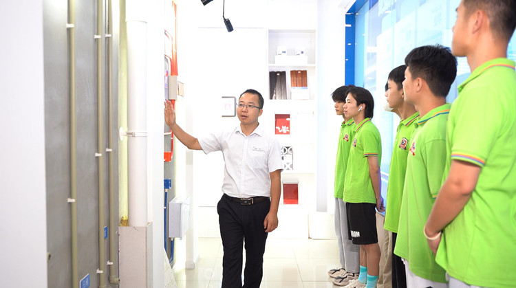 鶴發(fā)銀絲印日月，丹心熱血沃新花