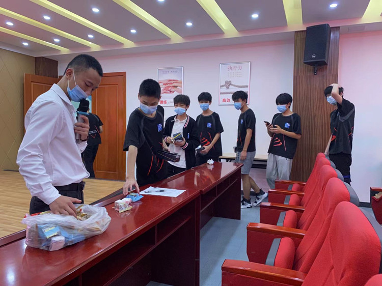 我負(fù)責(zé)雨露陽光，你負(fù)責(zé)茁壯成長