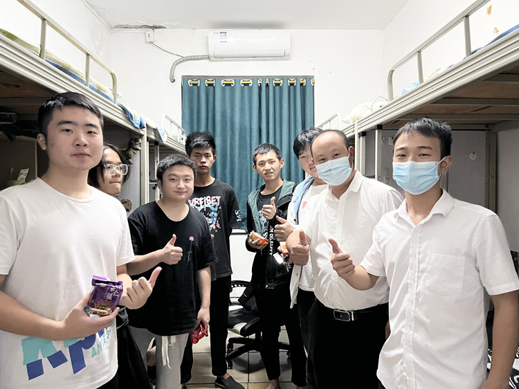 雙節(jié)同慶，情滿校園