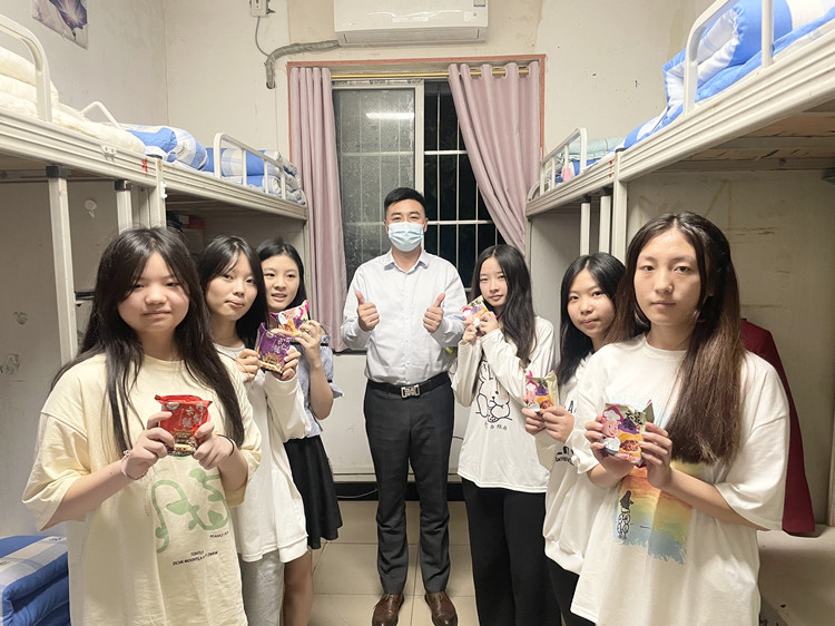 雙節(jié)同慶，情滿校園