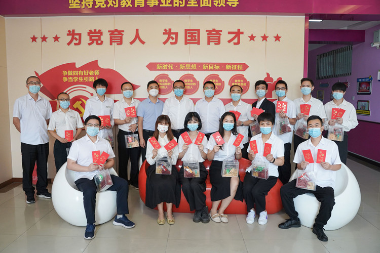 雙節(jié)同慶，情滿校園