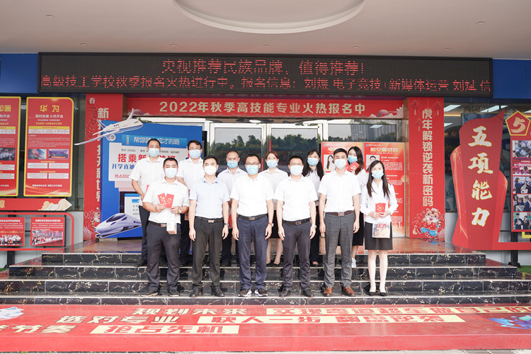 雙節(jié)同慶，情滿校園