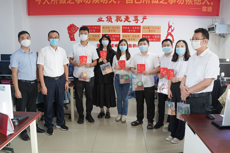 雙節(jié)同慶，情滿校園