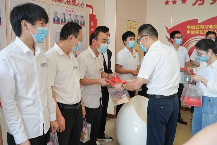 雙節(jié)同慶，情滿校園