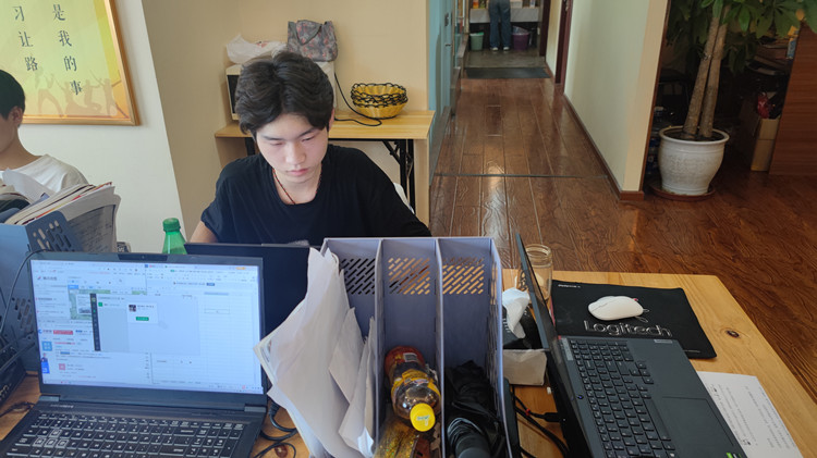 就業(yè)回訪，新華在路上