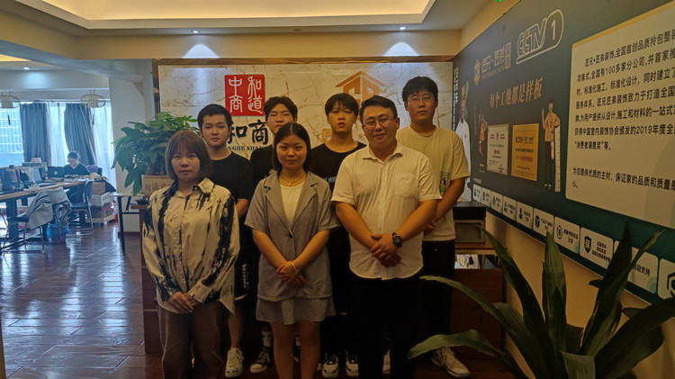 就業(yè)回訪，新華在路上